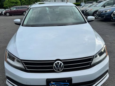 Used 2017 Volkswagen Jetta SE FWD image 2