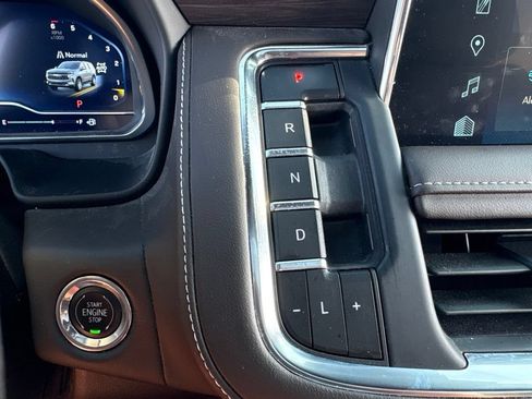 Used 2023 Chevrolet Tahoe Z71 w/ Luxury Package AWD/4WD image 25
