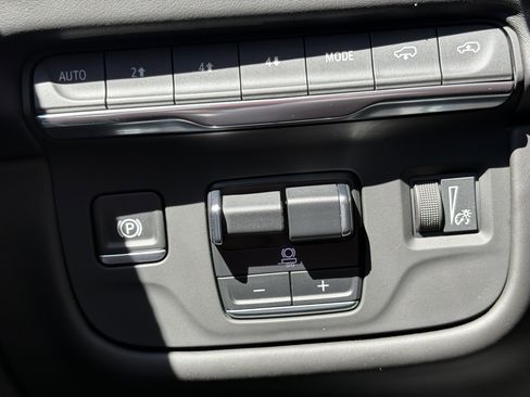 Certified 2025 Cadillac Escalade Premium Luxury Platinum image 33