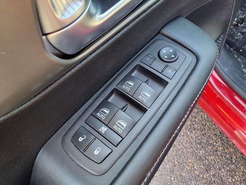 Used 2025 Chrysler Pacifica Select image 19