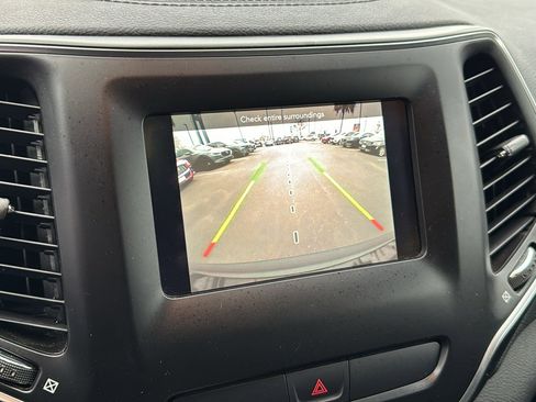 Used 2019 Jeep Cherokee Latitude w/ Popular Appearance Group image 34