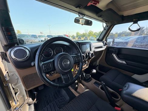 Used 2011 Jeep Wrangler Sahara w/ Connectivity Group AWD/4WD image 14