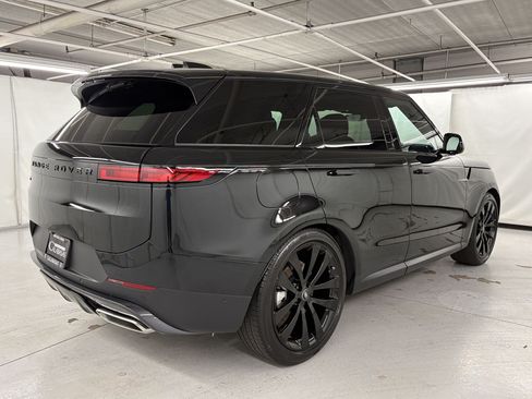 Used 2025 Land Rover Range Rover Sport SE AWD/4WD image 9