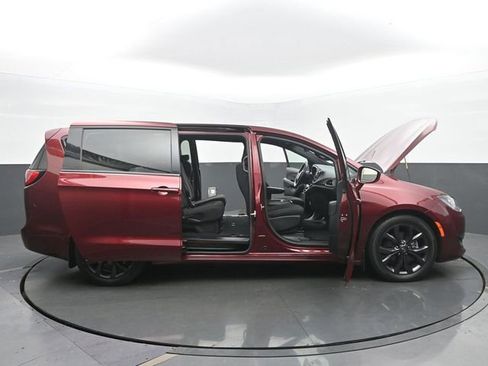 Used 2020 Chrysler Pacifica Touring w/ S Appearance Package FWD image 55