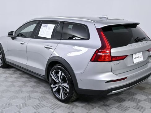 Certified 2025 Volvo V60 B5 Cross Country Plus image 4