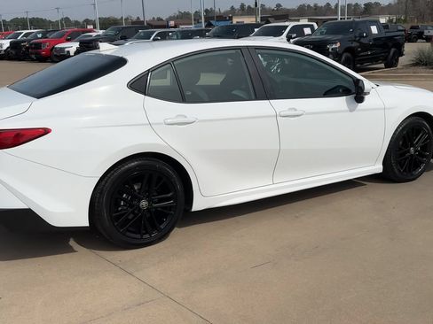 Used 2025 Toyota Camry SE FWD image 9