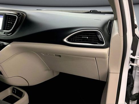 Used 2023 Chrysler Voyager LX image 27