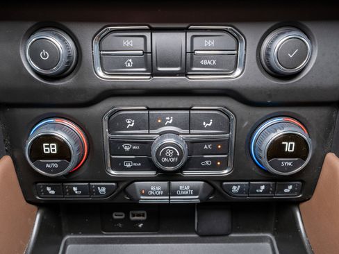 Used 2024 Chevrolet Suburban High Country image 20