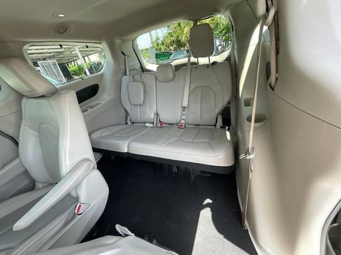 Used 2021 Chrysler Pacifica Touring-L FWD image 14