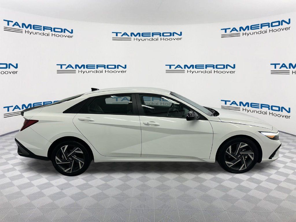 Certified 2025 Hyundai Elantra Sport FWD image 6