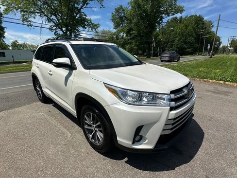 Used 2018 Toyota Highlander XLE AWD/4WD image 3