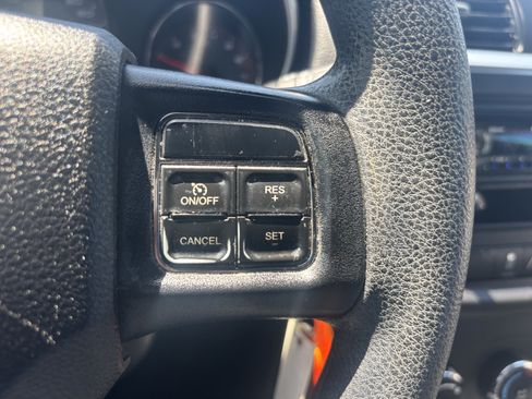 Used 2012 Dodge Avenger SE FWD image 16
