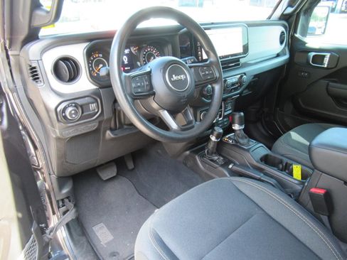 Used 2024 Jeep Gladiator Sport AWD/4WD image 17