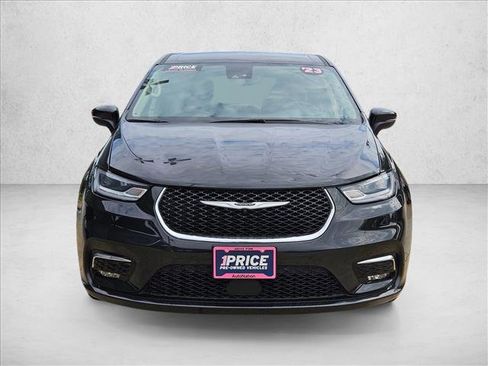 Used 2023 Chrysler Pacifica Touring-L FWD image 2