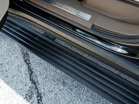 Used 2022 GMC Yukon XL Denali w/ Denali Premium Package image 11