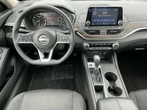Used 2025 Nissan Altima 2.5 SV FWD image 13