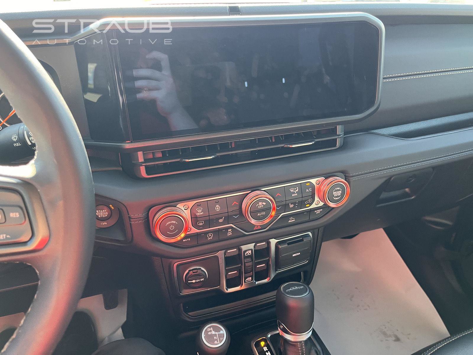 Used 2025 Jeep Gladiator Sport AWD/4WD image 24