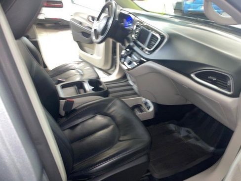 Used 2019 Chrysler Pacifica Touring-L image 16