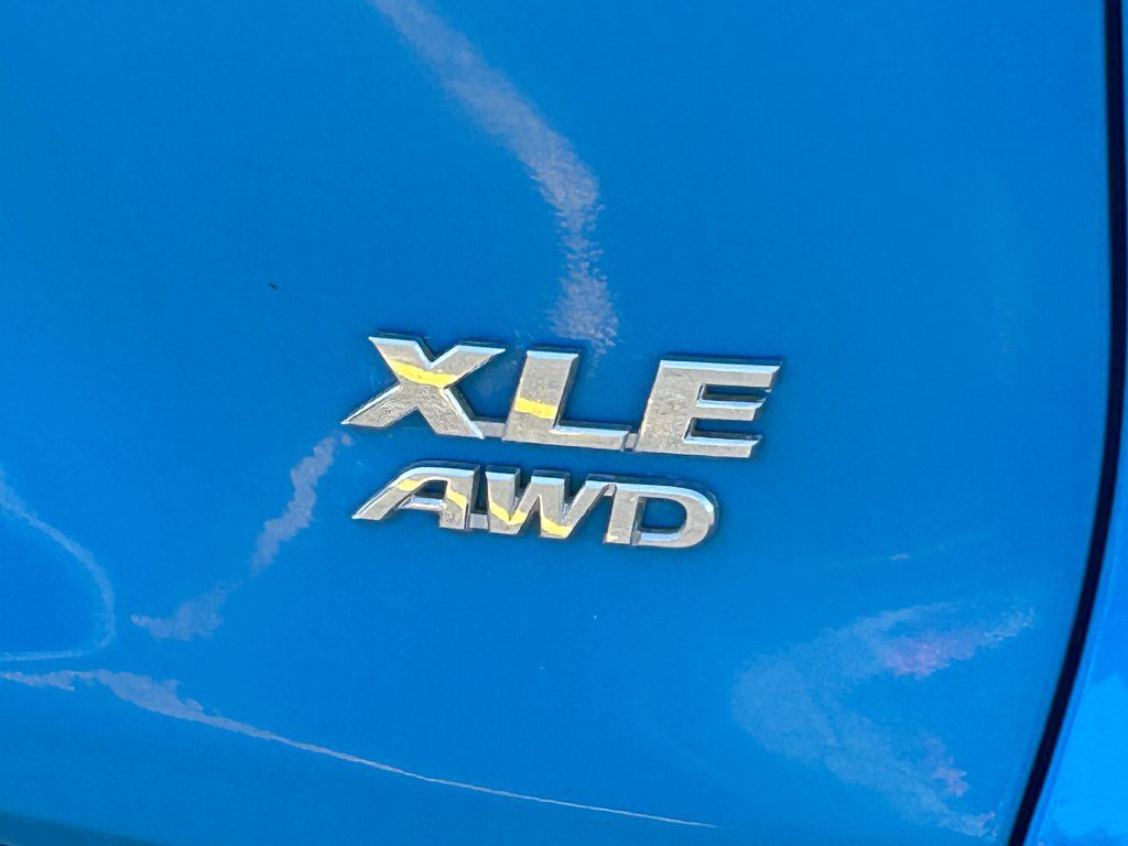 Used 2021 Toyota RAV4 XLE AWD/4WD image 4