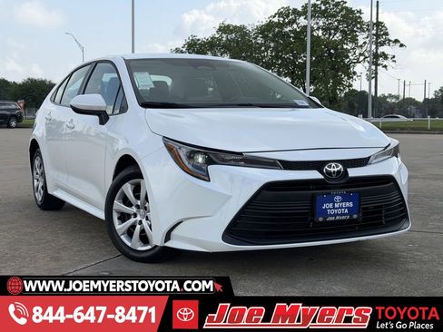 Used 2025 Toyota Corolla LE image 2