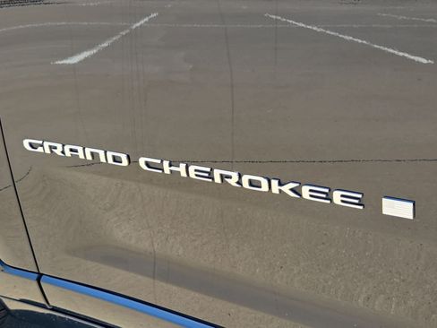 Used 2021 Jeep Grand Cherokee L Overland w/ Luxury Tech Group IV RWD image 11