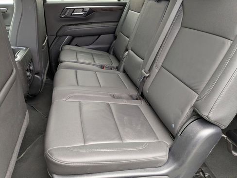 Used 2025 Chevrolet Suburban Z71 image 27