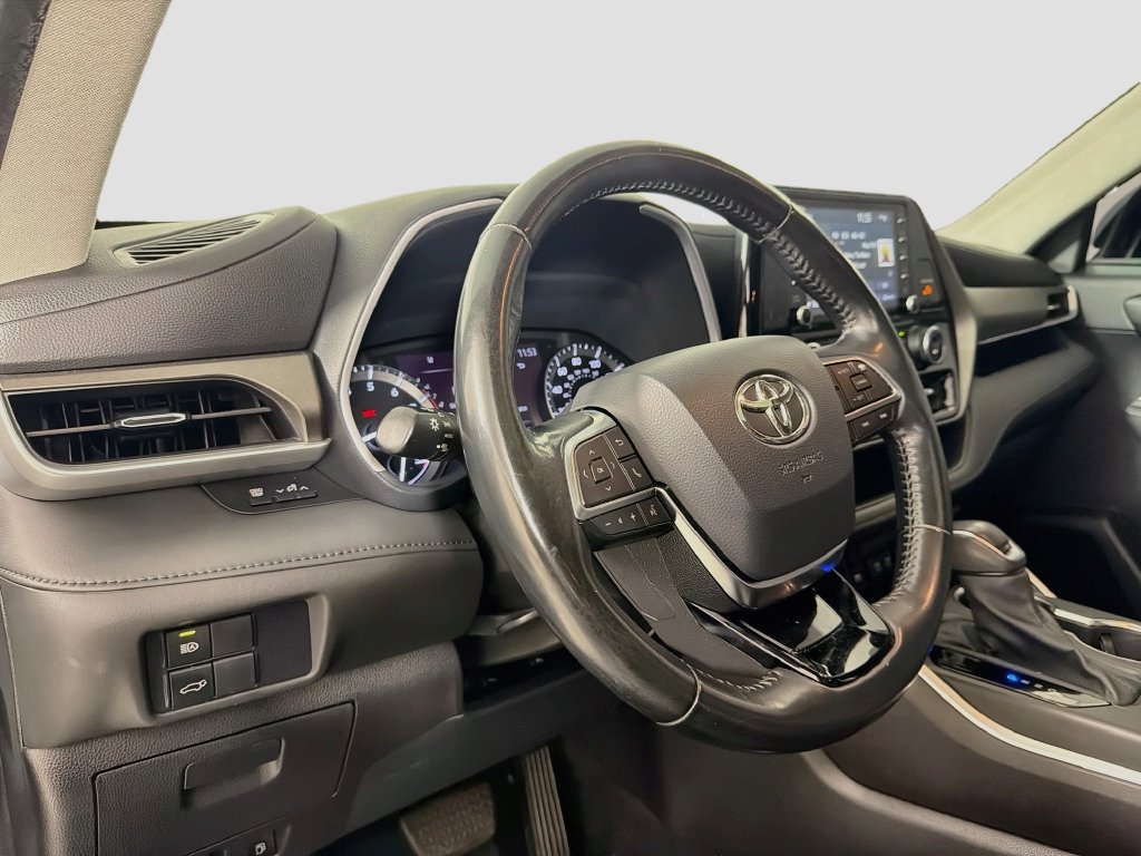 Used 2021 Toyota Highlander XLE AWD/4WD image 9