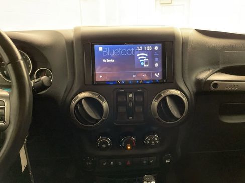 Used 2018 Jeep Wrangler Unlimited Sahara AWD/4WD image 15