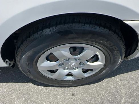 Used 2009 Kia Sedona LX FWD image 11