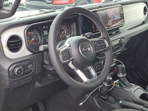 Used 2025 Jeep Wrangler Sahara image 6