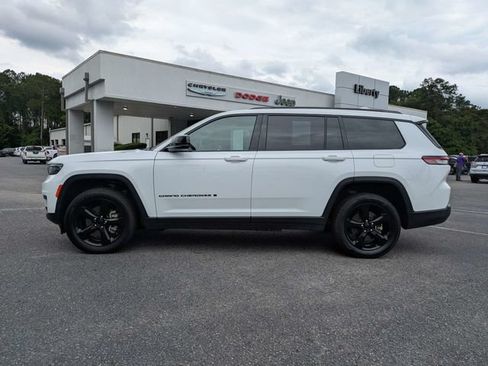 Used 2023 Jeep Grand Cherokee L Laredo AWD/4WD image 7