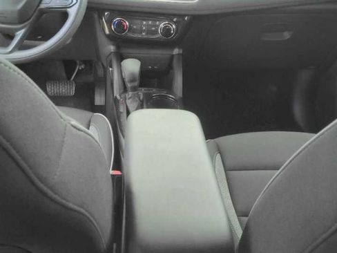 Used 2025 Chevrolet TrailBlazer LT FWD image 3