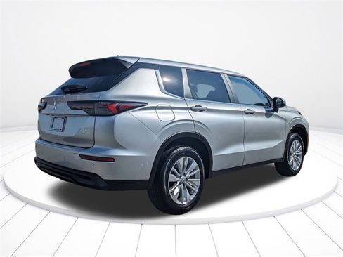 New 2026 Mitsubishi Outlander ES image 3