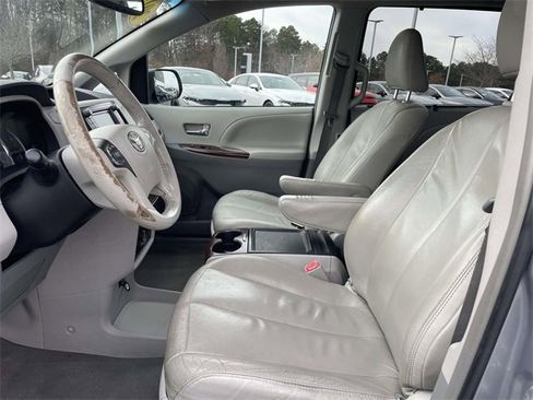 Used 2014 Toyota Sienna XLE image 4