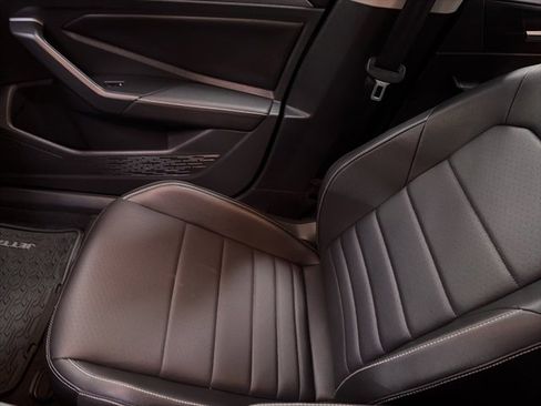 Certified 2024 Volkswagen Jetta SE w/ Panoramic Sunroof Package image 21