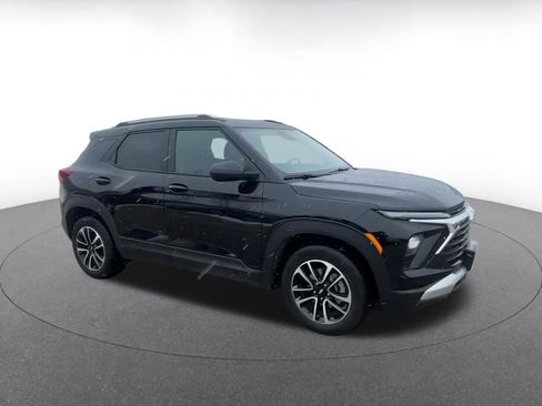 Used 2025 Chevrolet TrailBlazer LT image 2