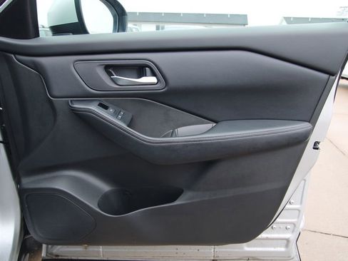 Used 2024 Nissan Rogue SV image 37