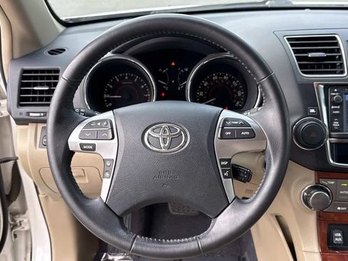 Used 2013 Toyota Highlander Limited AWD/4WD image 19