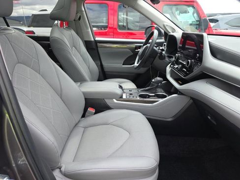 Used 2024 Toyota Highlander Platinum AWD/4WD image 3