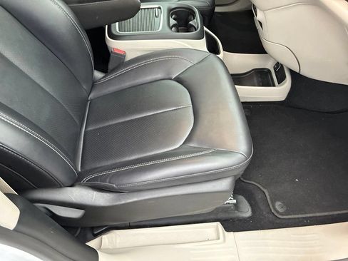 Used 2024 Chrysler Pacifica Touring-L FWD image 33