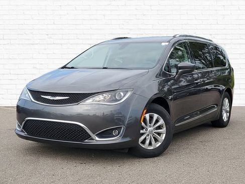 Used 2018 Chrysler Pacifica Touring-L FWD image 1
