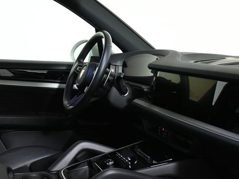 Used 2025 Porsche Cayenne image 37