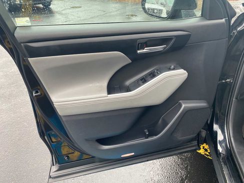Used 2020 Toyota Highlander XLE AWD/4WD image 34