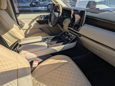 Used 2018 Lincoln Navigator Select w/ Technology Package image 5