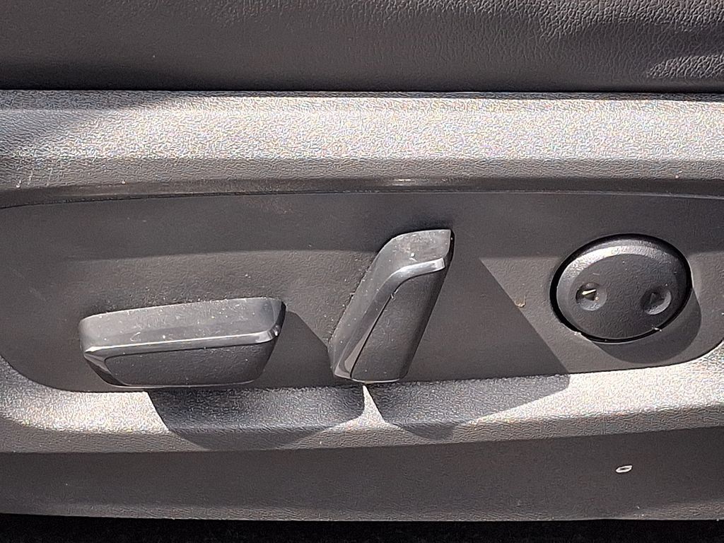 Used 2023 Nissan Pathfinder SL AWD/4WD image 31