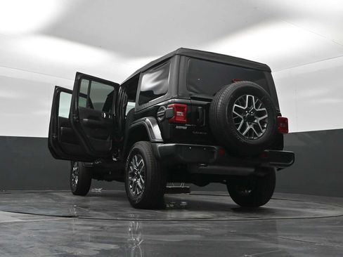 Used 2025 Jeep Wrangler Unlimited Sahara AWD/4WD image 31