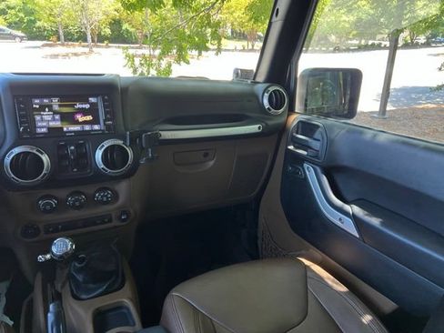 Used 2017 Jeep Wrangler Unlimited Sahara w/ Connectivity Group AWD/4WD image 24