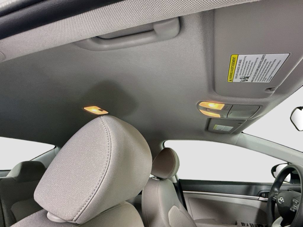 Used 2019 Hyundai Elantra SE FWD image 18