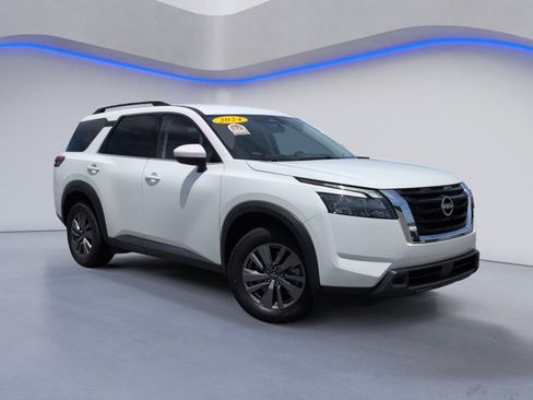 Used 2024 Nissan Pathfinder SV FWD image 2