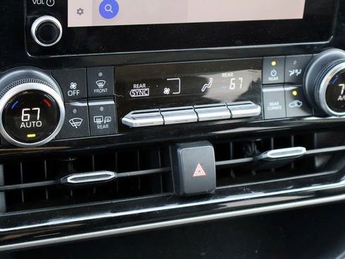 Used 2024 Toyota Highlander LE image 31